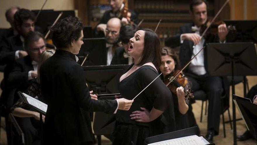 La directora Marzena Diakun, de espaldas, y la soprano Marta Mathéu, en el centro, durante la actuación de ayer en el Auditorio.
