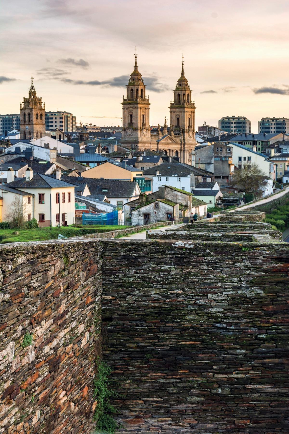 Vista de la catedral de Lugo desde la muralla