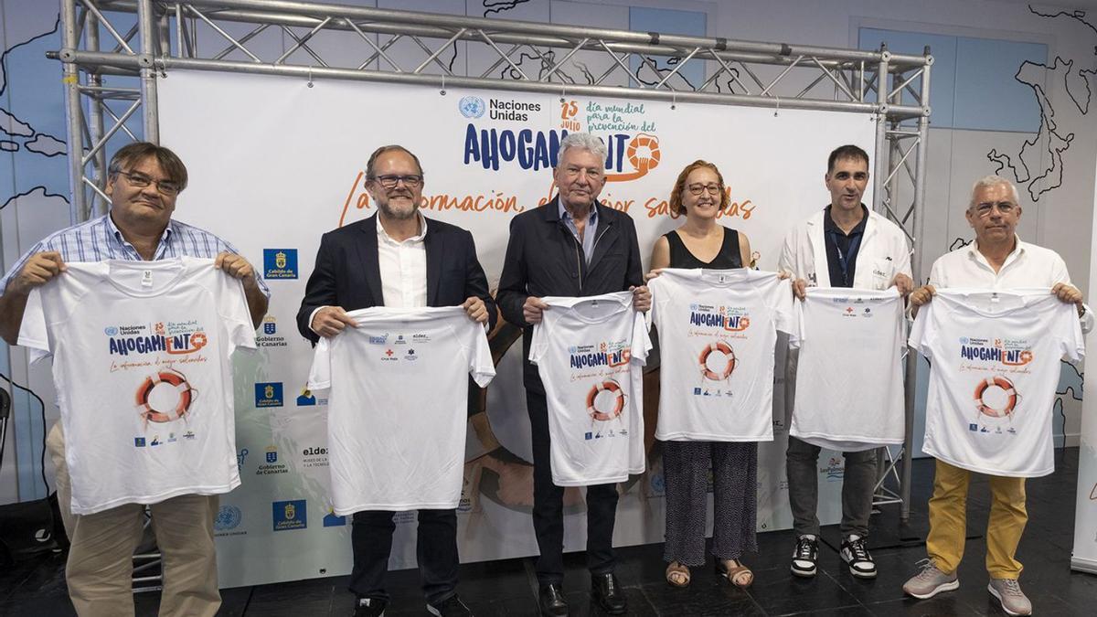 Foto de familia de los participantes en la presentación de la campaña contra los ahogamientos en las playas. | | LP/DLP