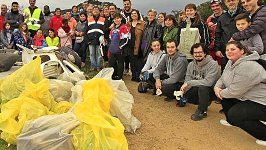 El grup de voluntaris blanencs que va realitzar la neteja.