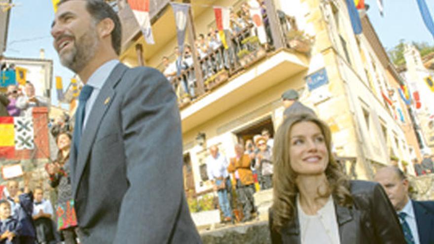 Don Felipe y doña Letizia, sonrientes, durante su paseo por Lastres.