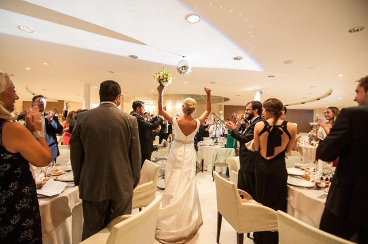 Fotos imprescindibles en tu boda: los novios entrando al banquete