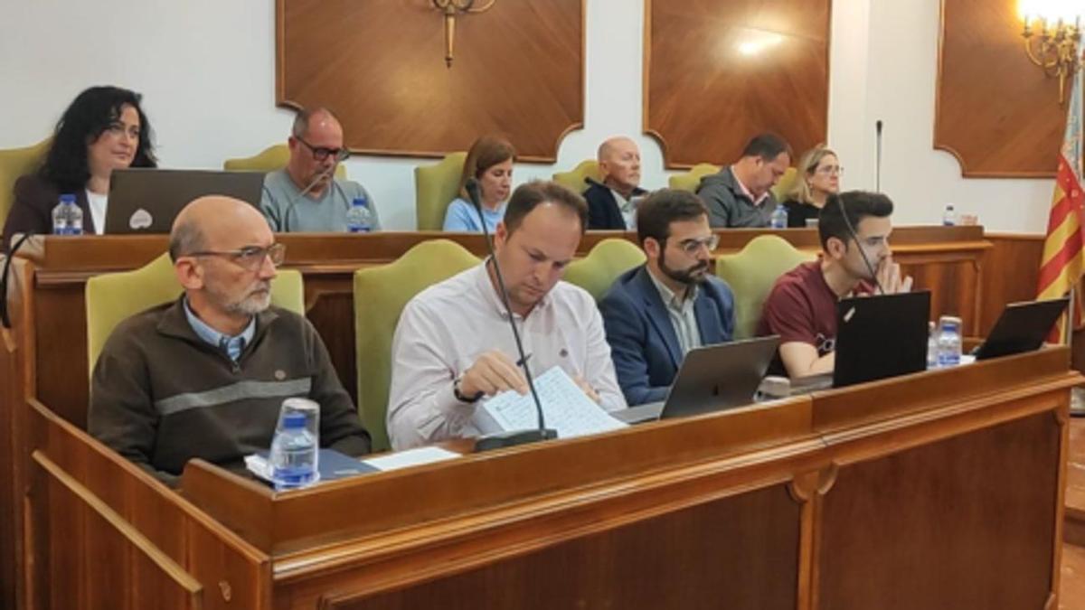 Los concejales que forman el Gobierno Municipal de Oliva, en una sesión plenaria
