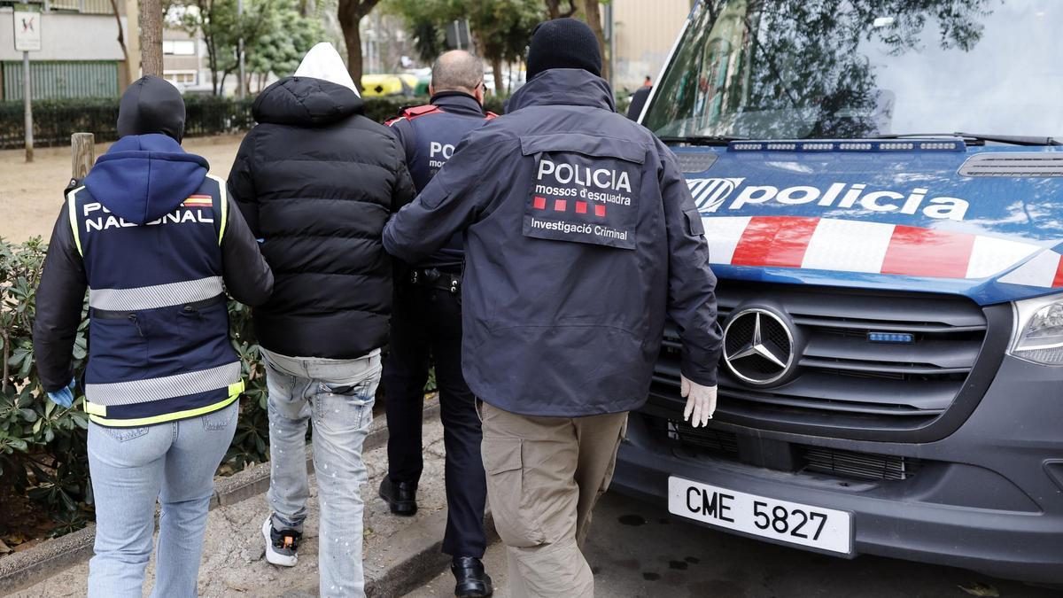 Dispositivo policial en Barcelona y Tarragona contra la banda de los Trinitarios