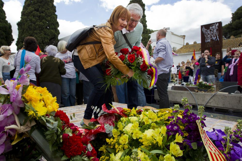 Homenaje en la fosa común de Paterna