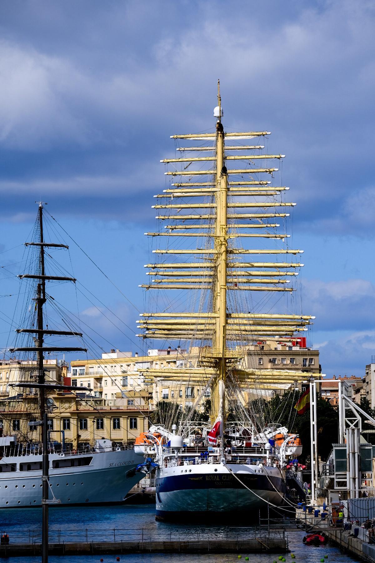 Visión de la proa del crucero a vela más grande del mundo, en el puerto de Málaga.
