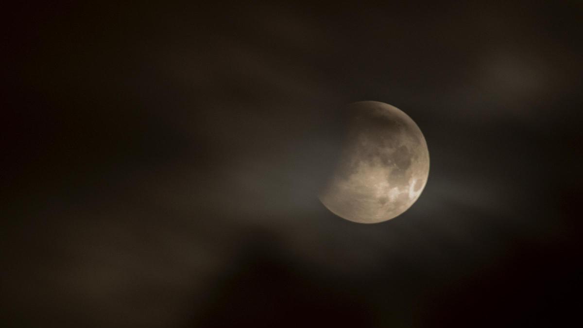 Eclipse lunar parcial, este viernes, visto desde A Coruña.