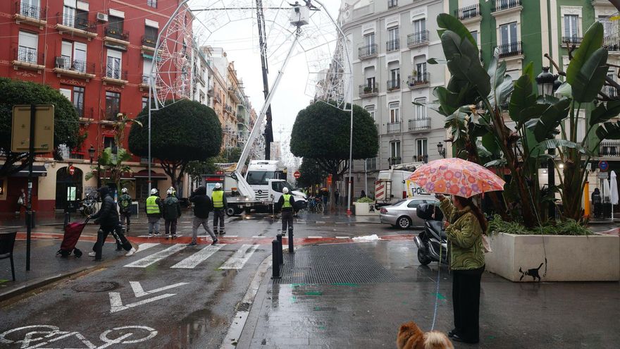 Russafa u.tima el montaje de las luces de fallas bajo la lluvia