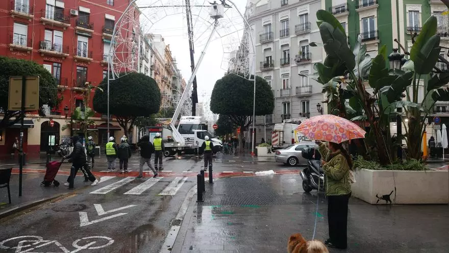 Russafa u.tima el montaje de las luces de fallas bajo la lluvia
