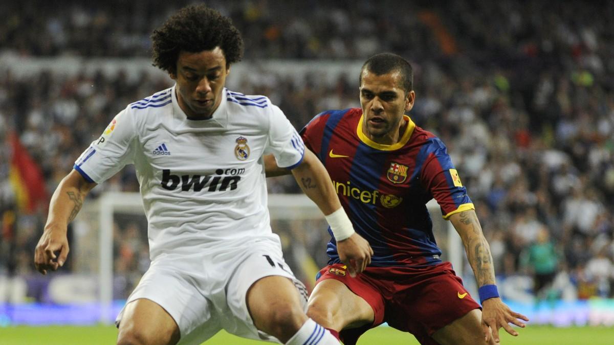 Marcelo y Dani Alves en un Real Madrid-Barça de Champions