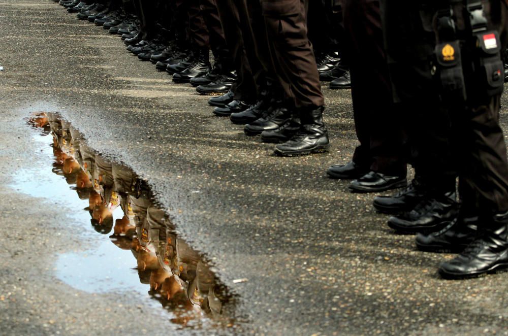 Un grupo de policías forma en la celebración de las elecciones en Lhokseumawe, Indonesia.