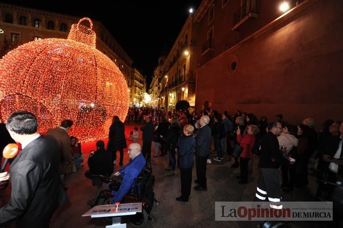 Estrellas y bolas ya brillan en las calles de Murcia