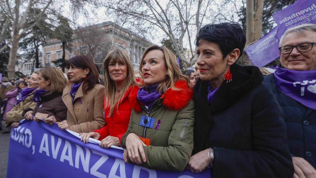 Las ministras socialistas y las de Sumar comparten manifestación del 8M