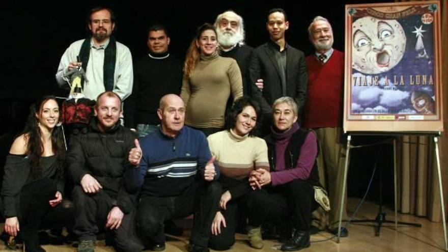 Los miembros del Circo Gran Fele presentaron ayer el «Viaje a la Luna».