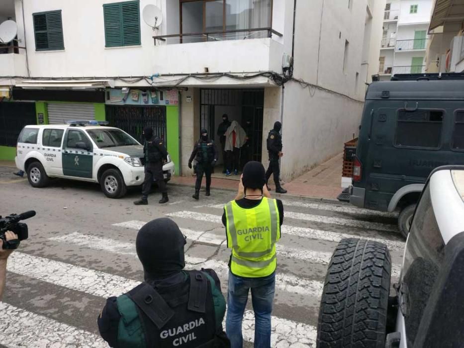 Agentes durante el registro de la primera de las viviendas en la calle Cervantes.