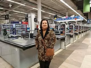 Lidia Martínez se jubila tras 40 años como cajera de la primera gran superficie que tuvo Asturias: "La inmensa mayoría de la gente con la que traté fue maravillosa"