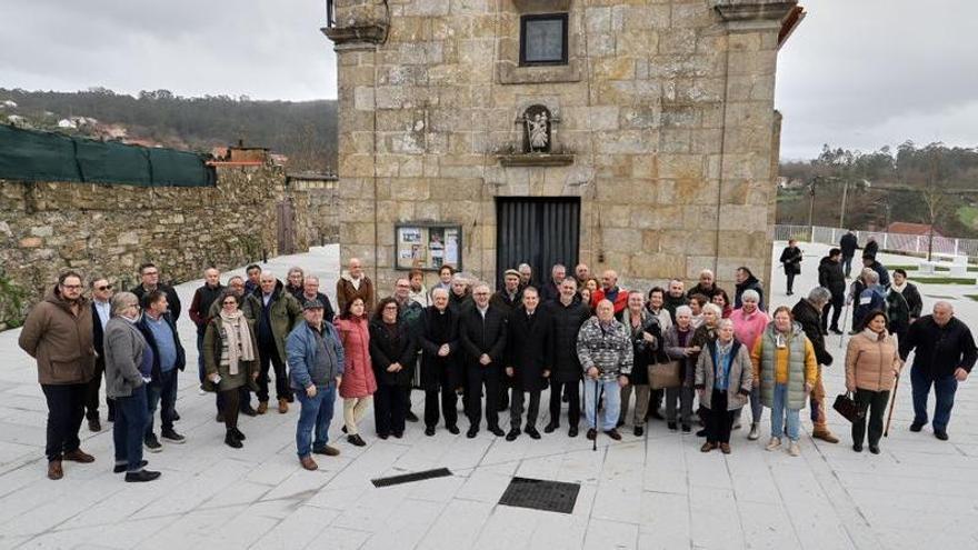 La iglesia de Candeán, en Vigo, presume ya de su nuevo atrio con zonas verdes