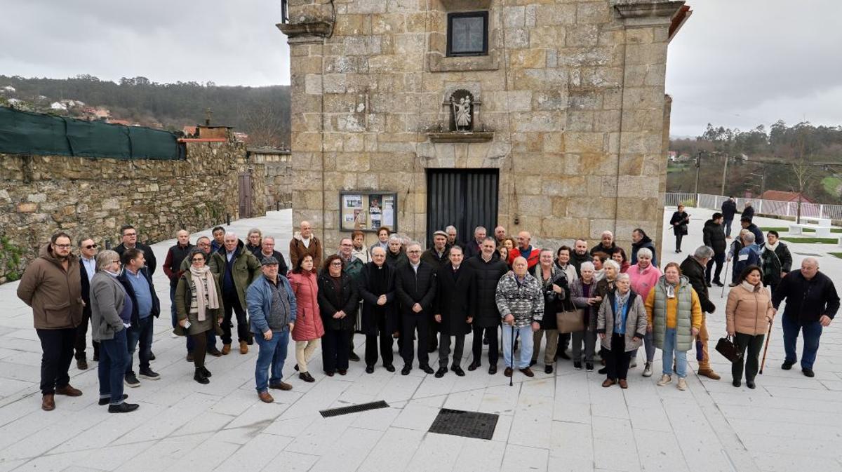 El nuevo atrio de la iglesia de Candeán se inauguró hoy con el alcalde, el obispo y vecinos.