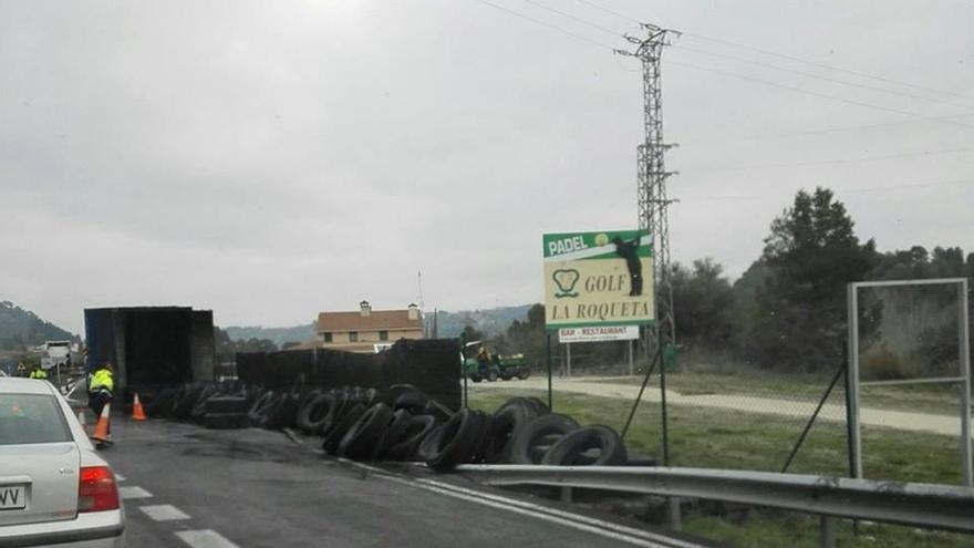 El camió incendiat i els pneumàtics que transportava