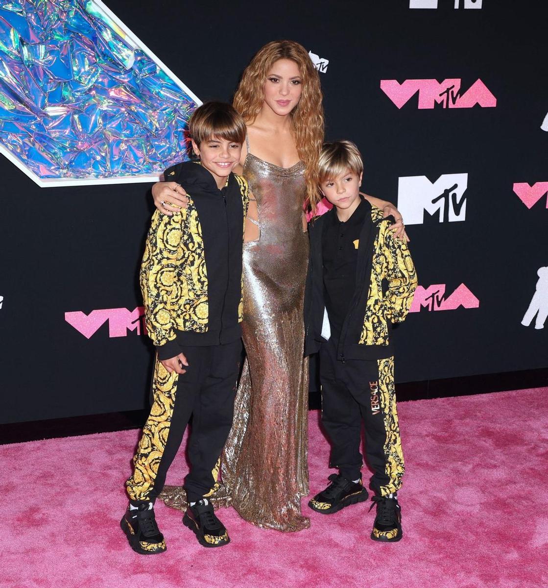 Shakira junto a sus dos hijos