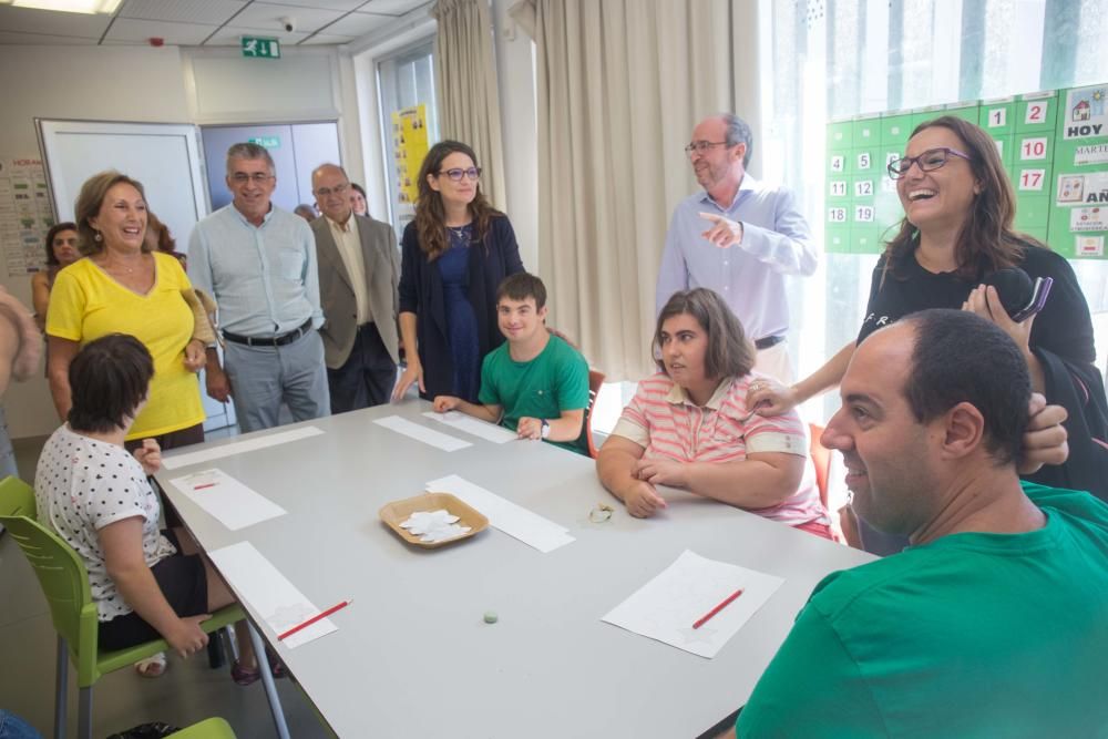 Visita de Mónica Oltra a la residencia de Apsa