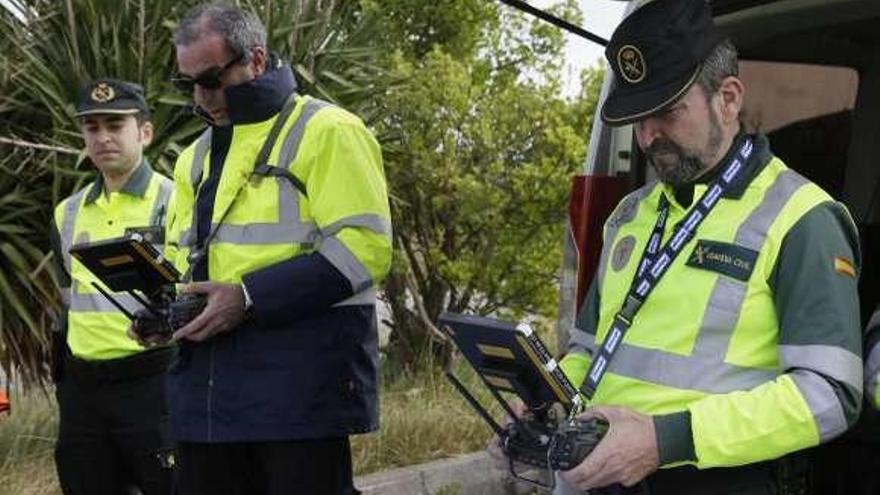 El comandante Gerardo Suárez sigue las operaciones de José Antonio Fernández y Antonio Calvo con el dron.