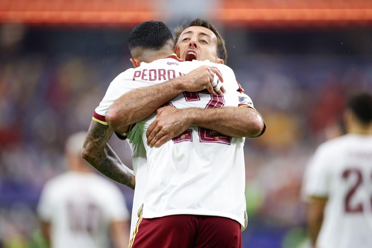 Pedro Porro y Mikel Oyarzabal de España celebran uno de los goles contra Francia.