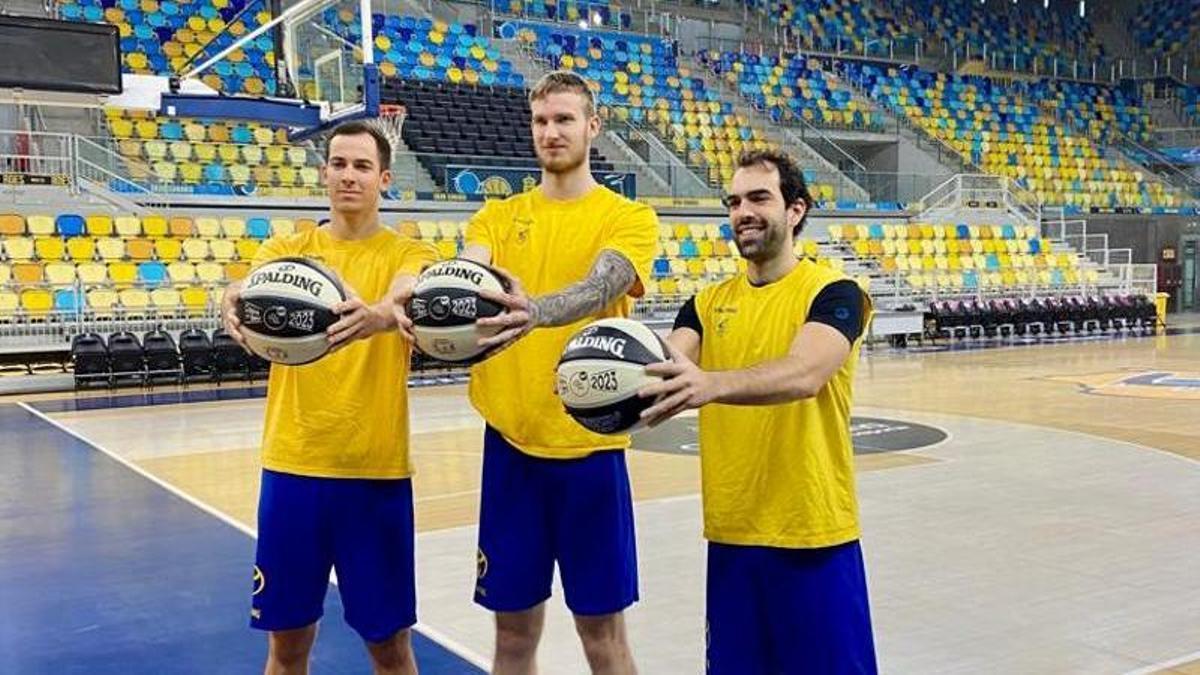 De izquierda a derecha, Salvó, Balcerowski y Benite posan con el balón oficial de la Copa del Rey