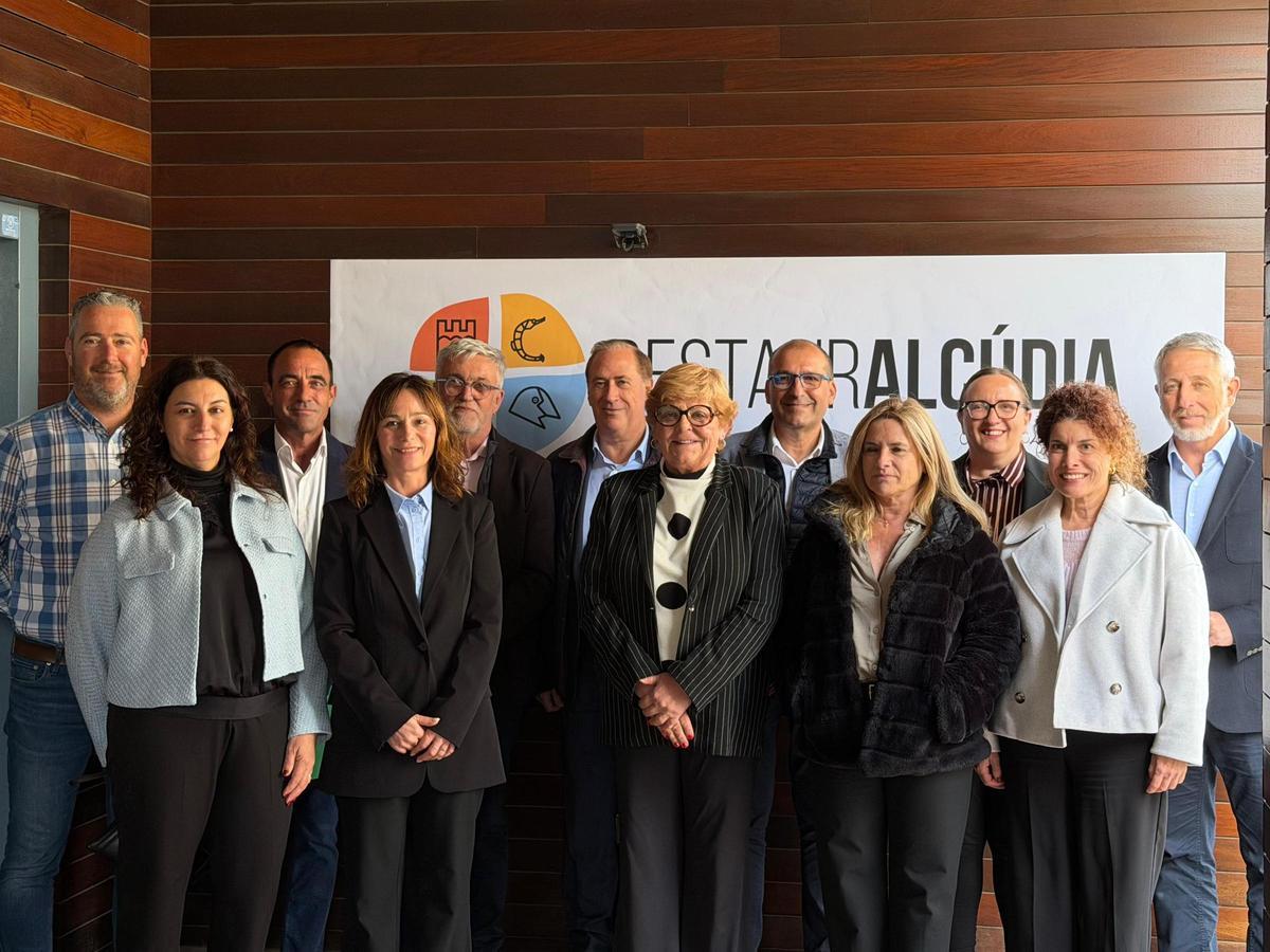 Imagen de las autoridades que presidieron el acto de clausura, ayer jueves en Can Ramis de Alcúdia.
