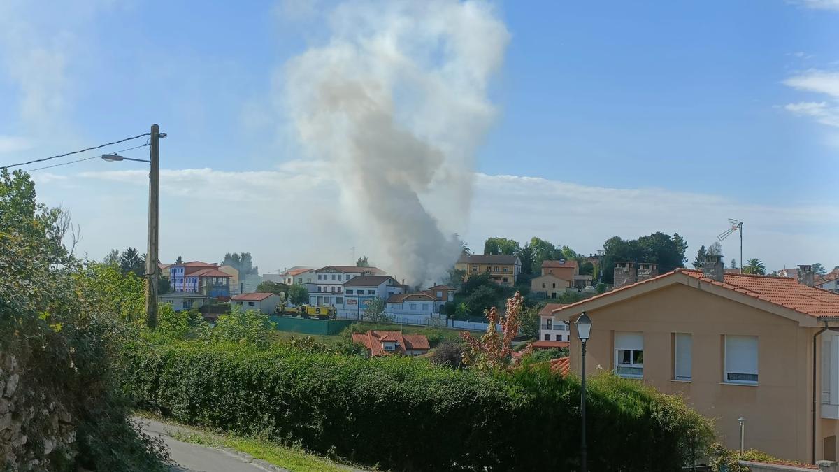 En imágenes: así ha sido el incendio en una fábrica de embutidos de Noreña