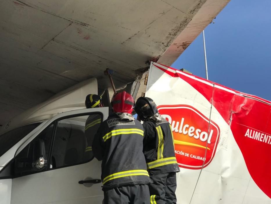 Un camión queda atrapado en el túnel de Muelle Las Palmas (13/11/17)