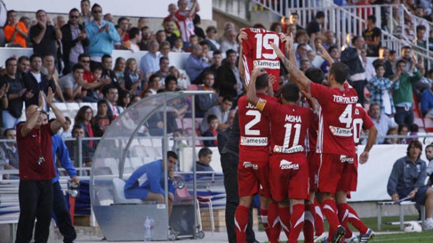 Els jugadors gironins mostren una samarreta de Vélez després de l&#039;1-0.