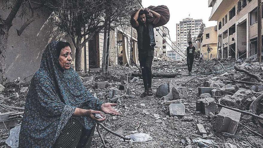 Una dona palestina al mig de la destrucció d’un barri de Gaza, en una imatge d'arxiu.