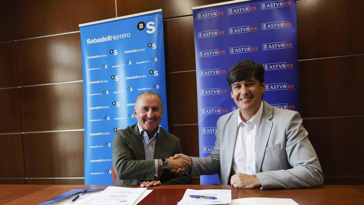 El director general de Sabadell Herrero, Pablo Junceda; y el consejero de Ciencia e Industria, Borja Sánchez.