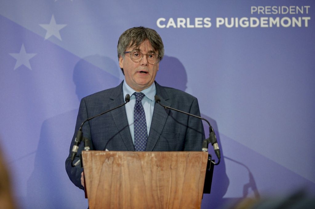 La roda de premsa on Puigdemont ha fixat les condicions de Junts per a la investidura de Sánchez, en fotos