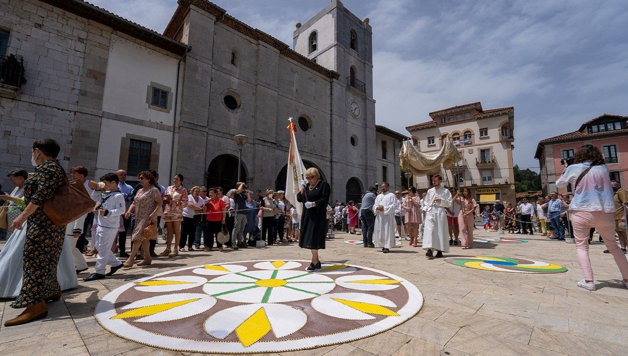 Pravia disfruta el Corpus y se llena de color con las alfombras ornamentales