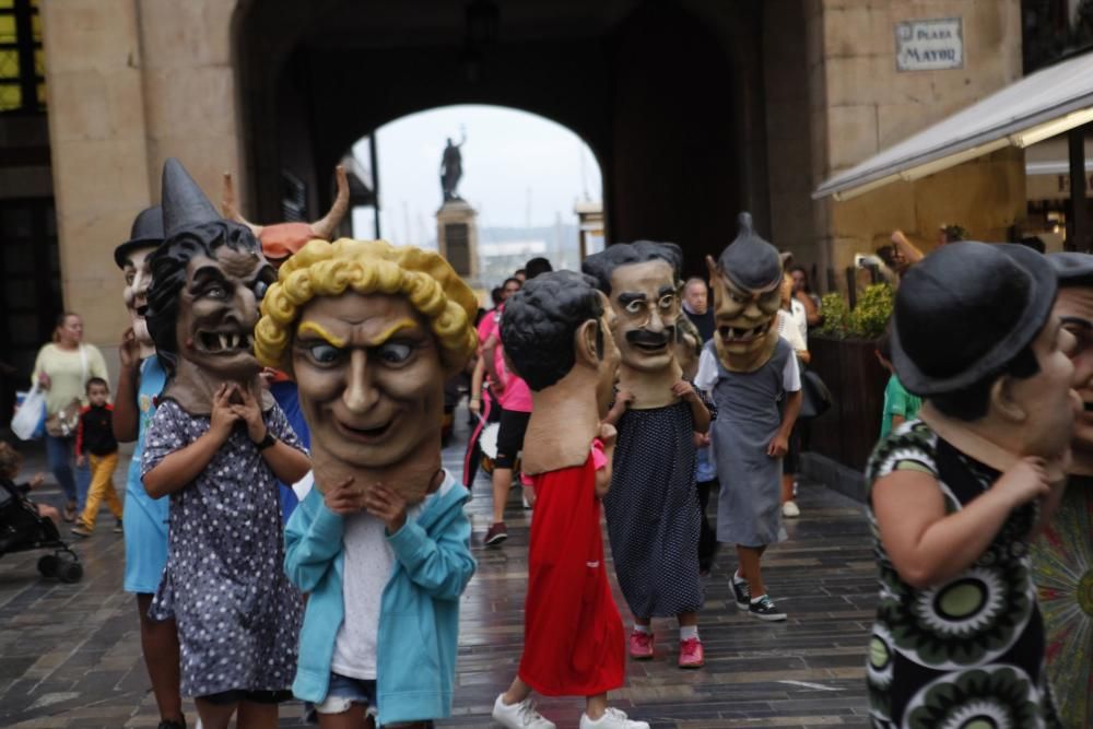 Cabezudos y batucada en Cimavilla, Gijón