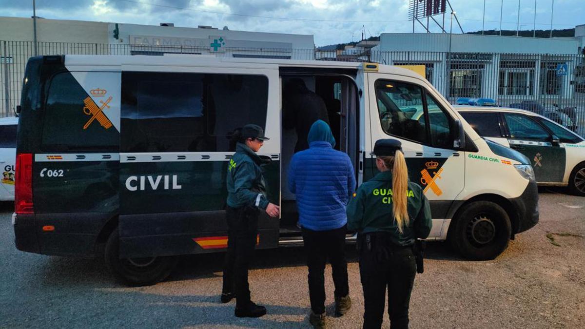 Uno de los dos presuntos autores de los robos, tras su detención.