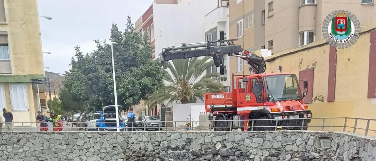 Tiran dos contenedores de basura al mar en Las Palmas de Gran Canaria