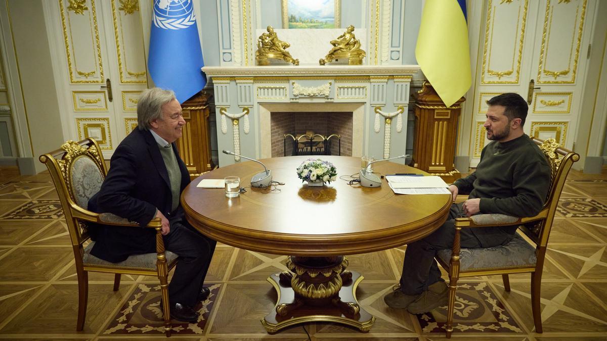El secretario general de la ONU, António Guterres, y el presidente de Ucrania, Volodímir Zelenski, durante la reunión que han mantenido este miércoles en Kiev.