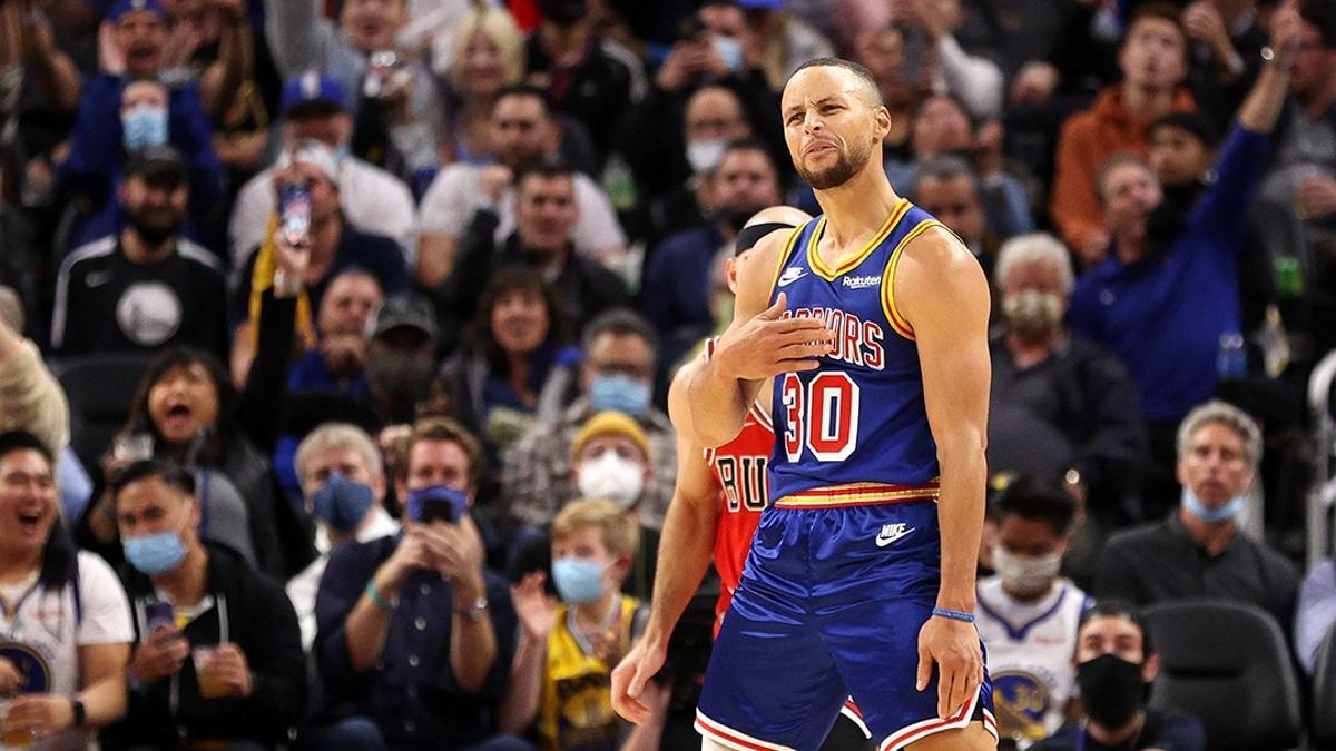 Curry anota 40 puntos y los Warriors arrollan a Bulls