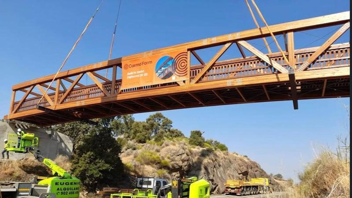La pasarela alternativa para acceder a la Vía Verde de Plasencia ya es una realidad: comienza su instalación sobre la N-630