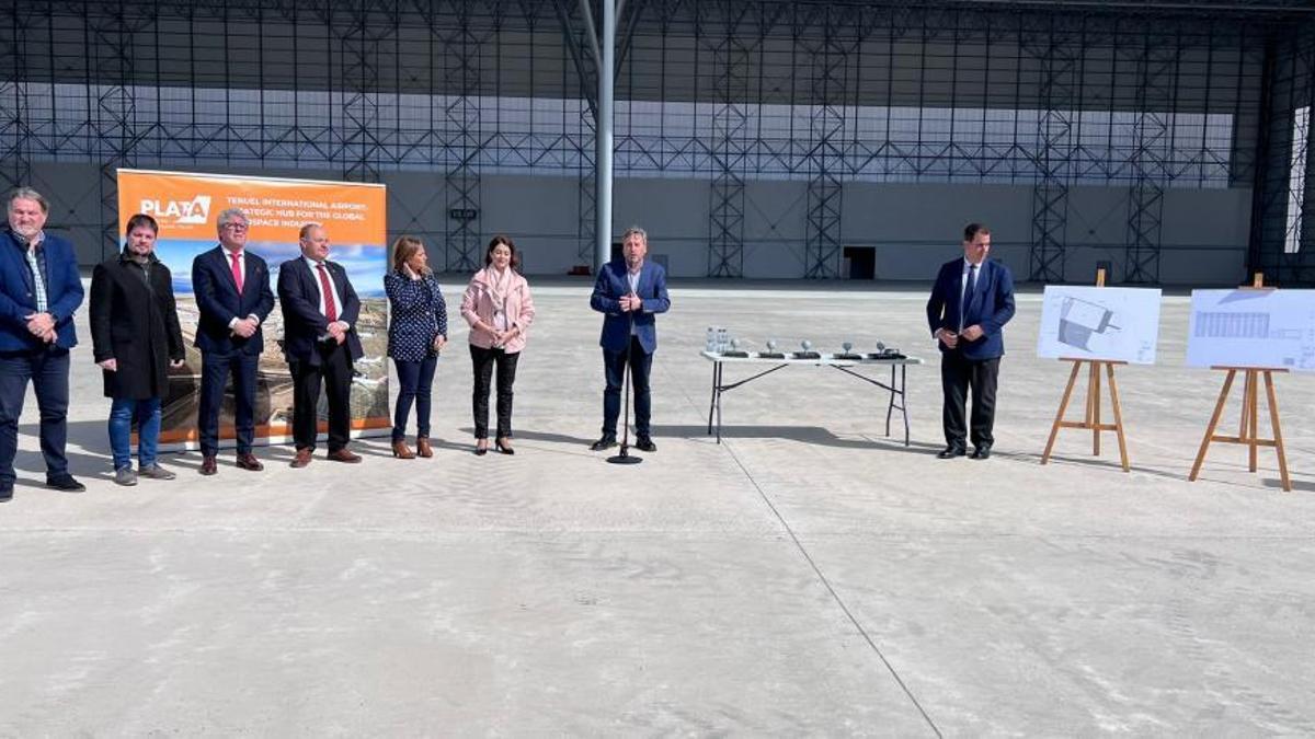 Momento de la inauguración del nuevo hangar del Aeropuerto de Teruel.
