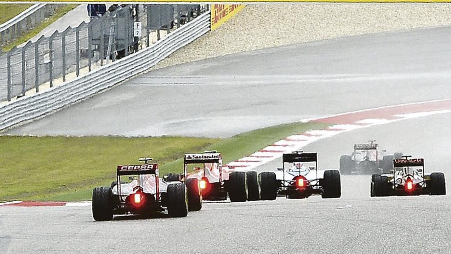 Alonso, en primer término, tras el accidente sufrido con el Williams de Massa en la primera vuelta. Foto Efe