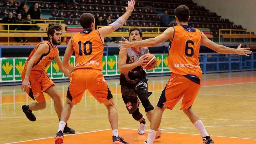 La defensa del Baloncesto Narón se cierra sobre De la Calle.