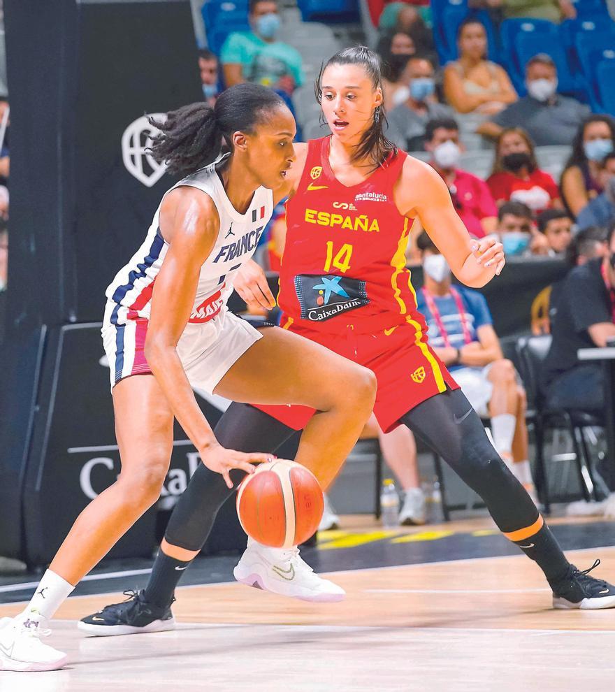 Raquel Carrera defiende a una jugadora francesa durante el último amistoso.