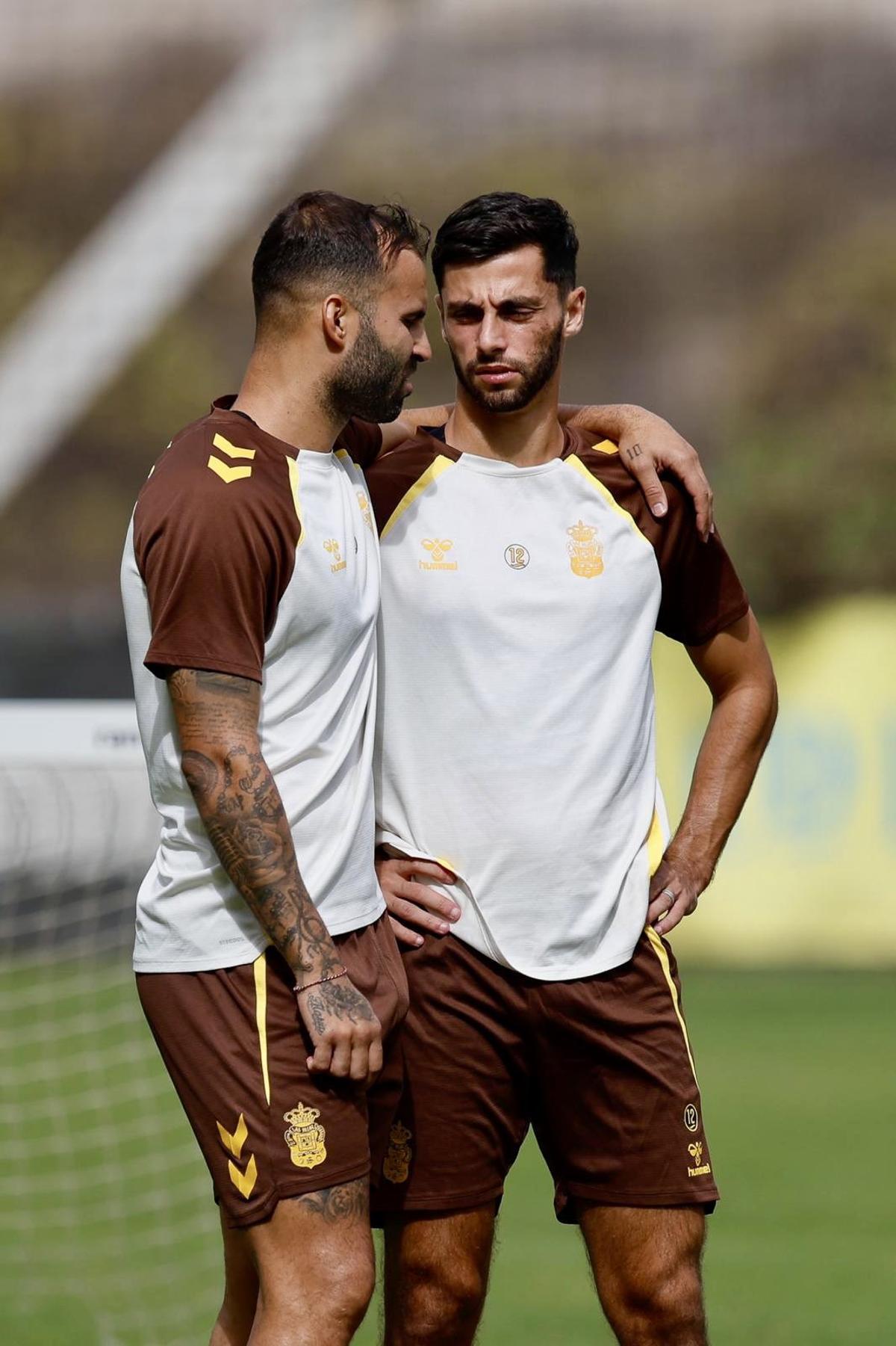 Enzo Loiodice dialoga con Jesé Rodríguez.