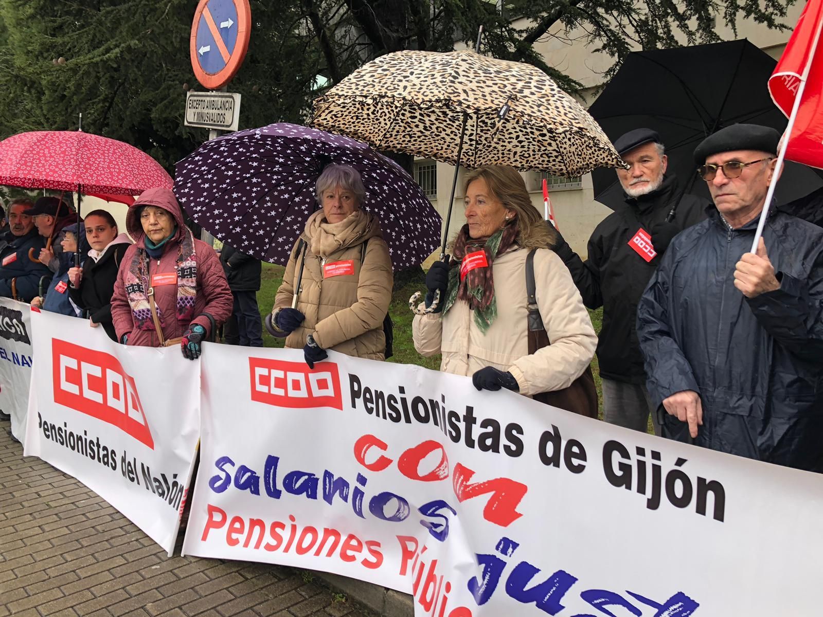 Protesta de los pensionistas en Langreo para pedir mejoras en la sanidad