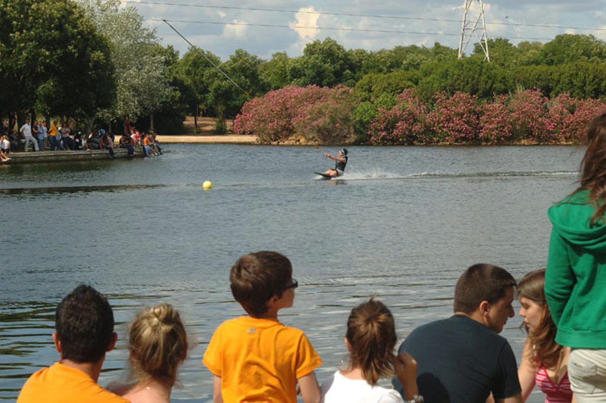 Parque del Alamillo, el gigantesco pulmón verde de Sevilla con lagos, zonas de pícnic y su propio ferrocarril