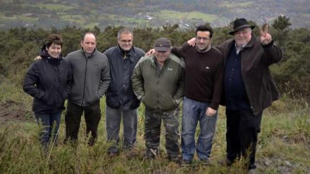 Edita Payo, Juan Nogueira, José Castro, José Antonio, Javier Rodriguez y Luis González Tosar, en el lugar elegido para ubicar la incineradora.  // Brais Lorenzo